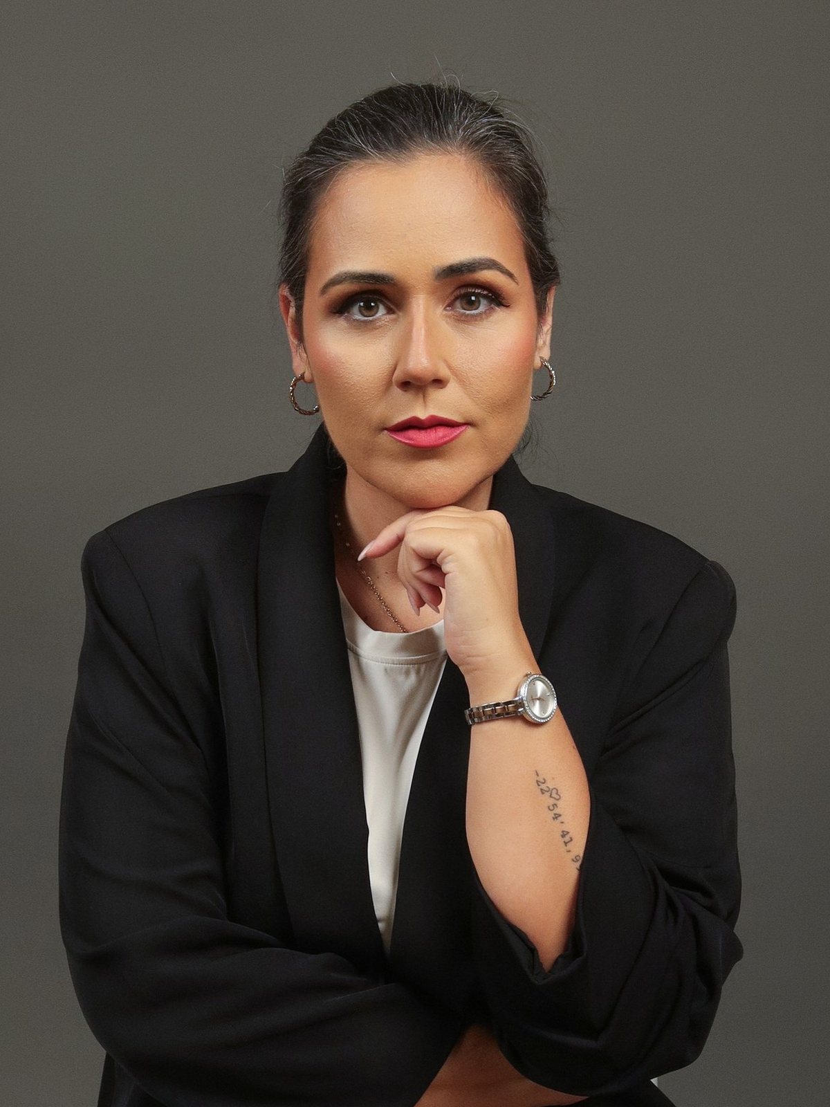 Ana de Sousa, retrato de estúdio sobre fundo cinzento